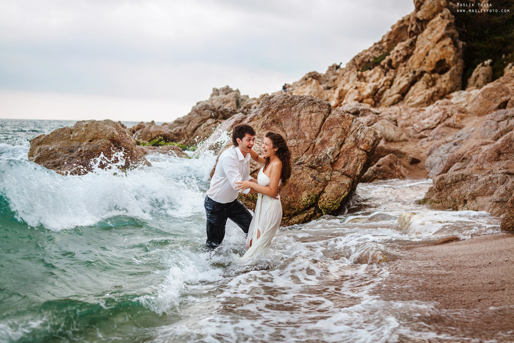 Sesión de fotos de boda de playa en España. Fotógrafo en Barcelona  Maslik Yulia