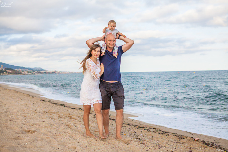 Sesión fotográfica familiar en la playa en Barcelona. Fotógrafo en Barcelona  Maslik Yulia