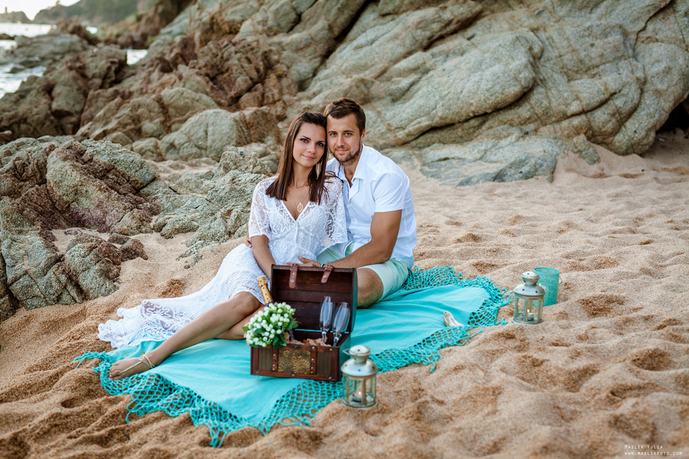 Sesión de fotos de playa en la Costa Brava. Fotógrafo en Barcelona  Maslik Yulia