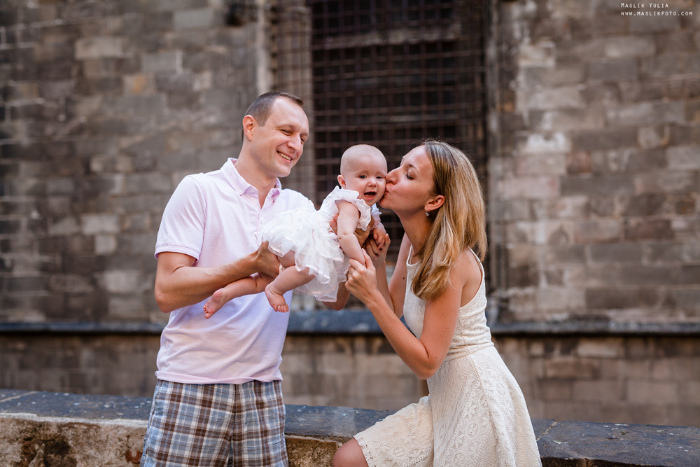 Sesión fotográfica familiar de verano en Barcelona. Fotógrafo en Barcelona  Maslik Yulia