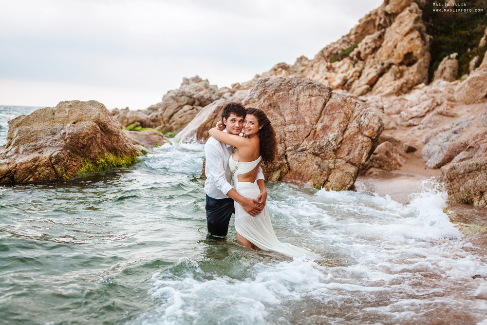 Sesión de fotos de boda de playa en España. Fotógrafo en Barcelona  Maslik Yulia