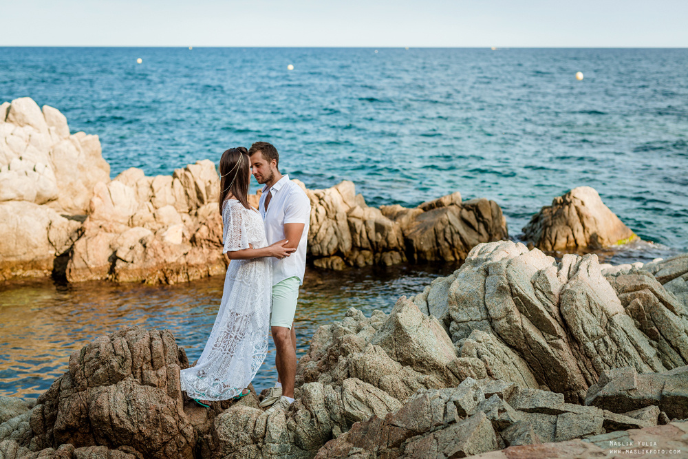 Sesión de fotos de playa en la Costa Brava. Fotógrafo en Barcelona  Maslik Yulia