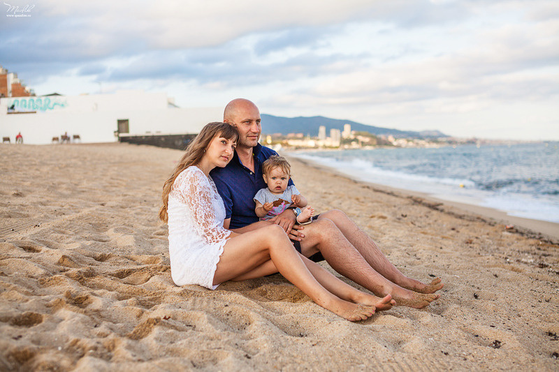 Sesión fotográfica familiar en la playa en Barcelona. Fotógrafo en Barcelona  Maslik Yulia