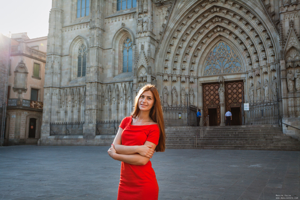 Cheeky fashion-style photo shoot in Barcelona. Photographer in Barcelona Spain Maslik Yulia
