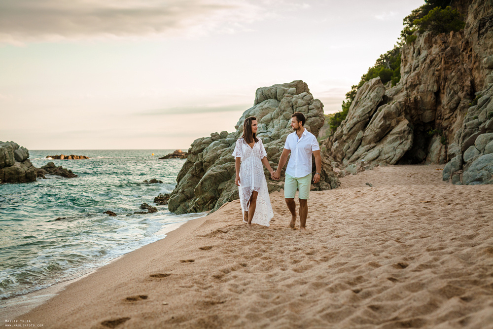 Sesión de fotos de playa en la Costa Brava. Fotógrafo en Barcelona  Maslik Yulia