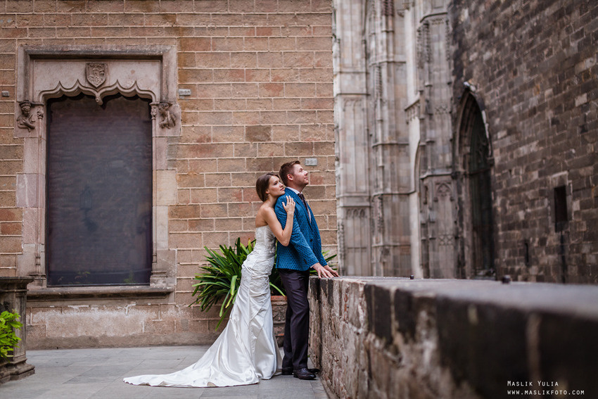 Свадебная фотосессия в Барселоне в парке Лабиринт. Фотограф в Барселоне Испании Маслик Юлия