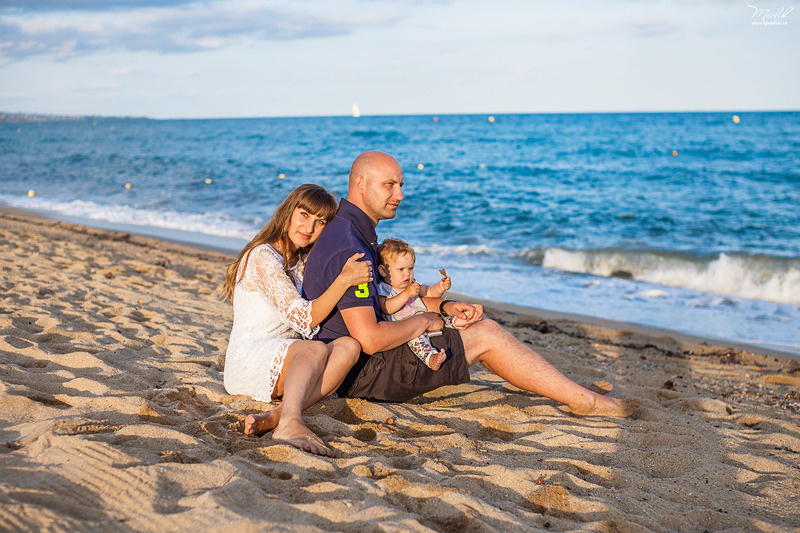 Sesión fotográfica familiar en la playa en Barcelona. Fotógrafo en Barcelona  Maslik Yulia