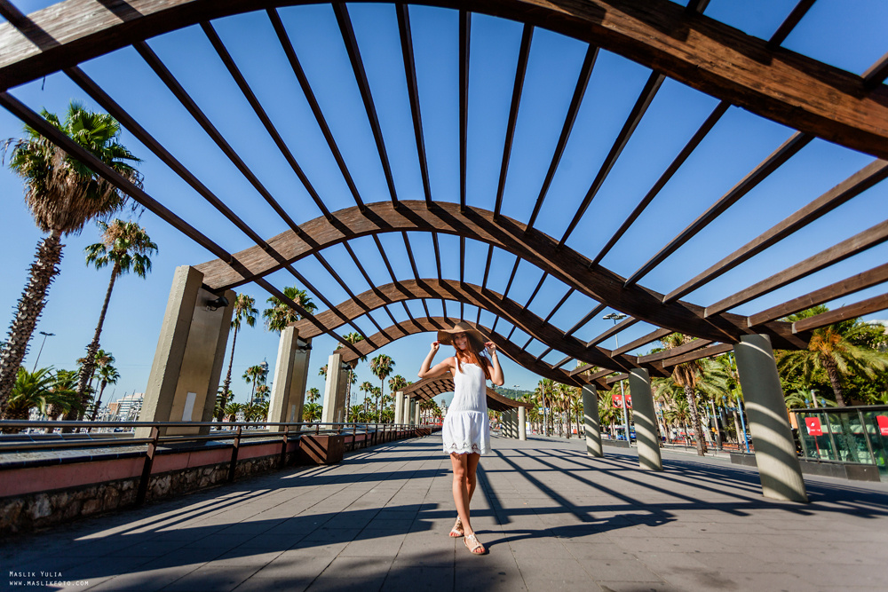 Cheeky fashion-style photo shoot in Barcelona. Photographer in Barcelona Spain Maslik Yulia