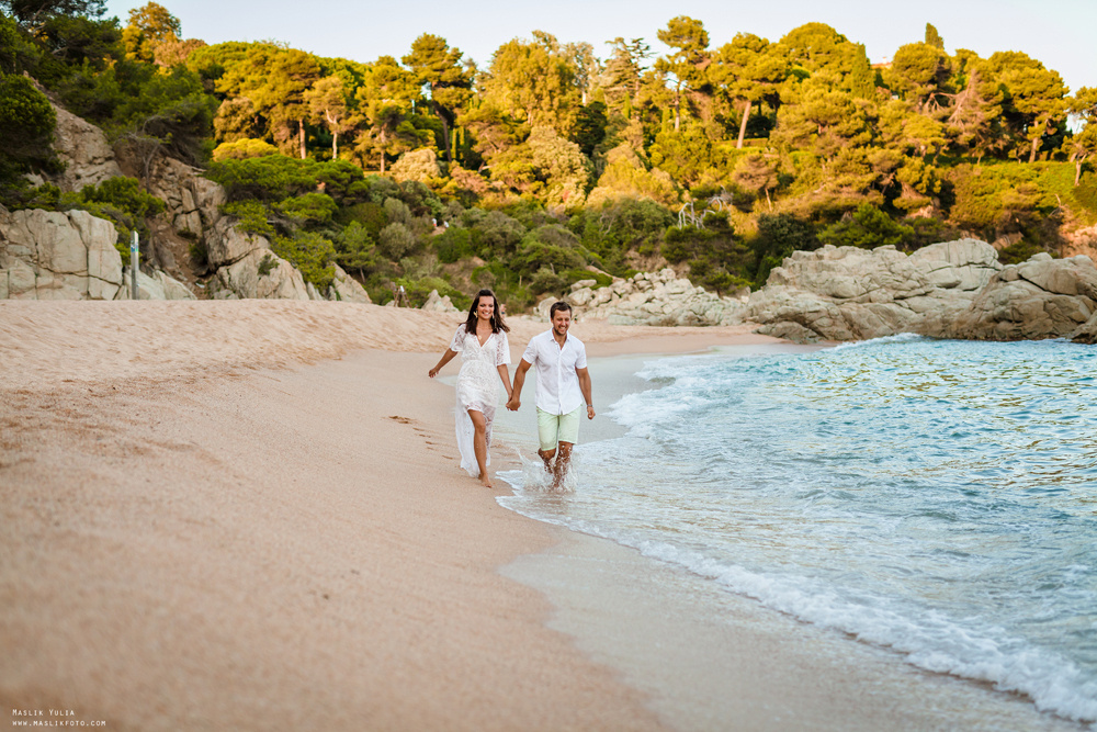 Sesión de fotos de playa en la Costa Brava. Fotógrafo en Barcelona  Maslik Yulia