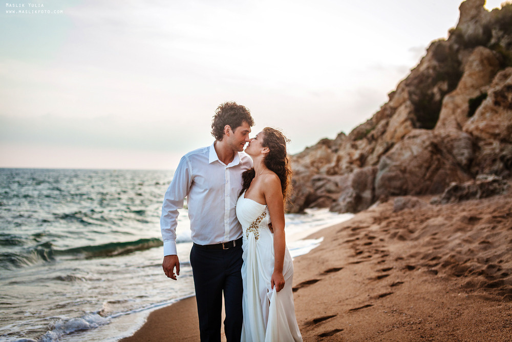 Sesión de fotos de boda de playa en España. Fotógrafo en Barcelona  Maslik Yulia