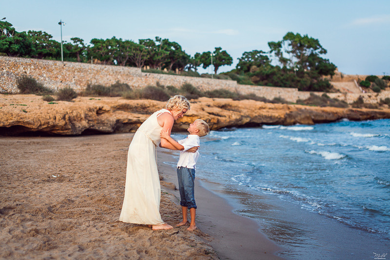 Fantástica sesión de fotos de mamá con hijo en Tarragona. Fotógrafo en Barcelona  Maslik Yulia