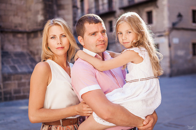 Letnia rodzinna sesja zdjęciowa w Barcelonie. Fotograf w Barcelonie Hiszpanii Maslik Yulia