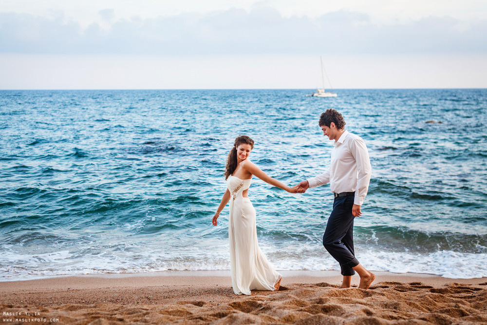 Sesión de fotos de boda de playa en España. Fotógrafo en Barcelona  Maslik Yulia