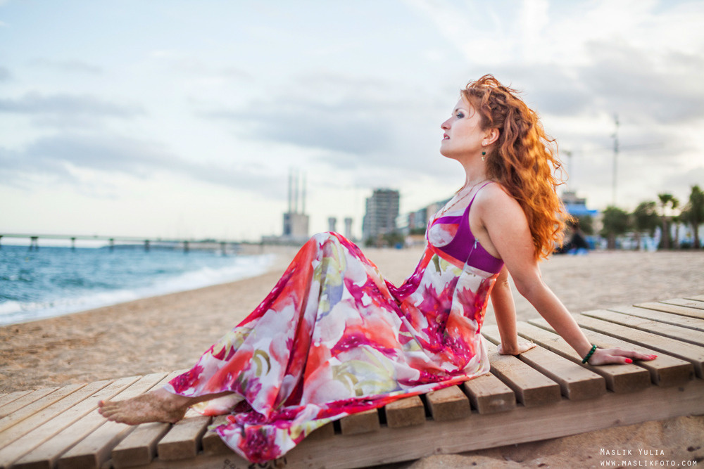 Sesja zdjęciowa na plaży romantycznej dziewczyny w Barcelonie. Fotograf w Barcelonie Hiszpanii Maslik Yulia