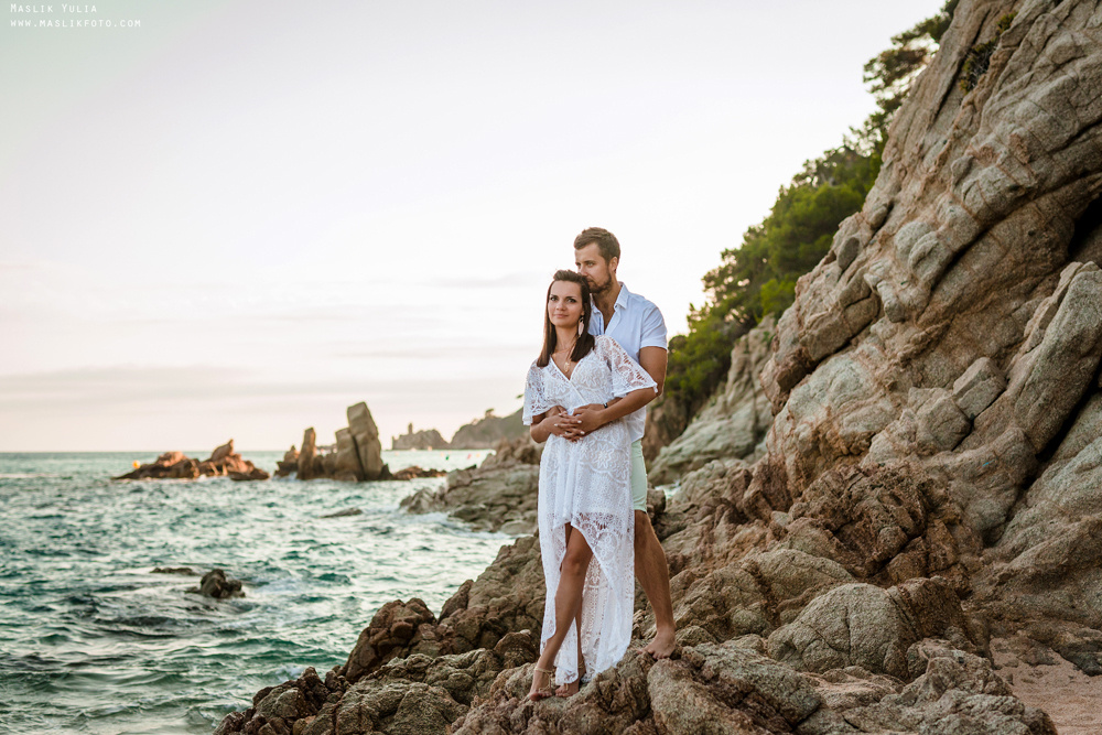 Sesión de fotos de playa en la Costa Brava. Fotógrafo en Barcelona  Maslik Yulia