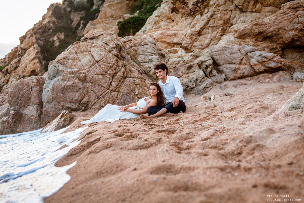 Sesión de fotos de boda de playa en España. Fotógrafo en Barcelona  Maslik Yulia