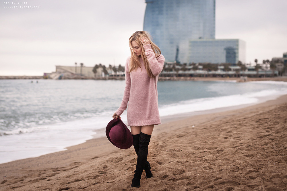 Zimowa sesja zdjęciowa na plaży w Barcelonie. Fotograf w Barcelonie Hiszpanii Maslik Yulia