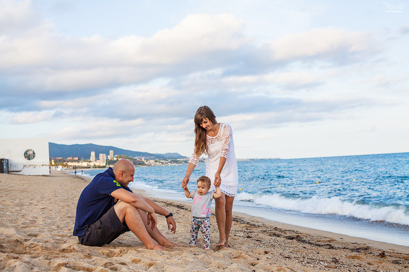 Sesión fotográfica familiar en la playa en Barcelona. Fotógrafo en Barcelona  Maslik Yulia