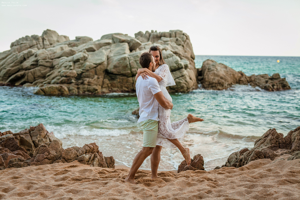 Sesión de fotos de playa en la Costa Brava. Fotógrafo en Barcelona  Maslik Yulia