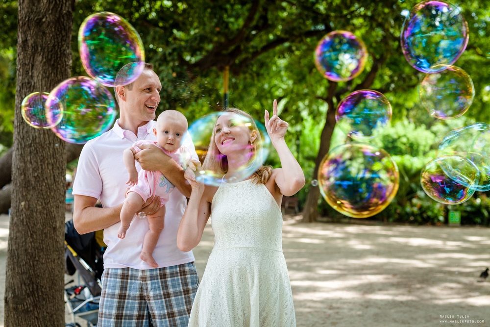 Sesión fotográfica familiar de verano en Barcelona. Fotógrafo en Barcelona  Maslik Yulia