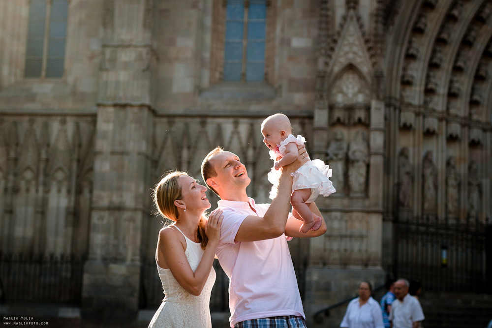 Sesión fotográfica familiar de verano en Barcelona. Fotógrafo en Barcelona  Maslik Yulia