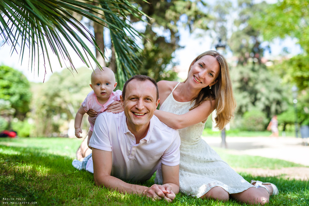 Sesión fotográfica familiar de verano en Barcelona. Fotógrafo en Barcelona  Maslik Yulia