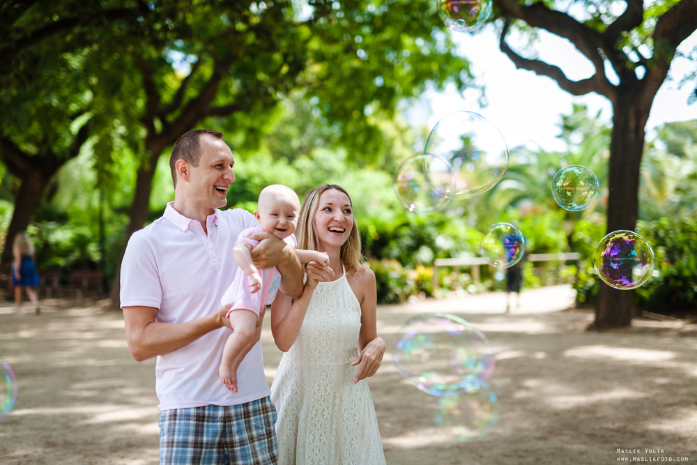 Sesión fotográfica familiar de verano en Barcelona. Fotógrafo en Barcelona  Maslik Yulia