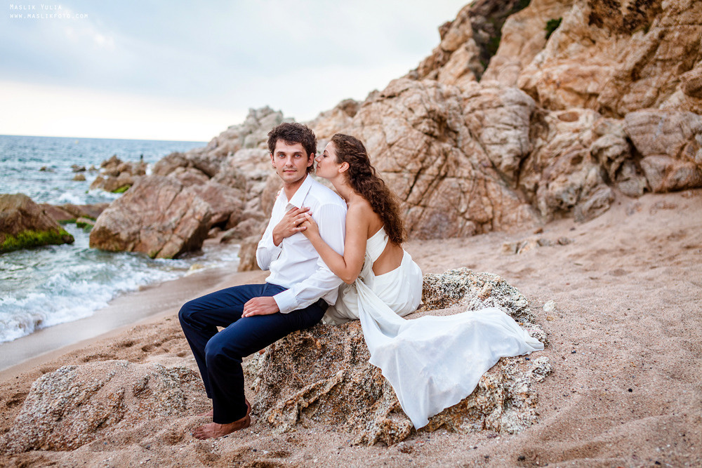 Sesión de fotos de boda de playa en España. Fotógrafo en Barcelona  Maslik Yulia