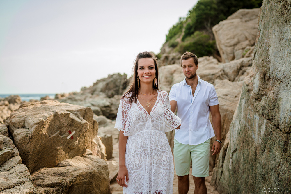 Sesión de fotos de playa en la Costa Brava. Fotógrafo en Barcelona  Maslik Yulia