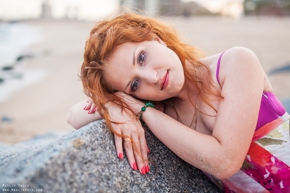 Sesja zdjęciowa na plaży romantycznej dziewczyny w Barcelonie. Fotograf w Barcelonie Hiszpanii Maslik Yulia