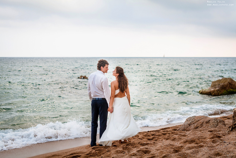 Sesión de fotos de boda de playa en España. Fotógrafo en Barcelona  Maslik Yulia