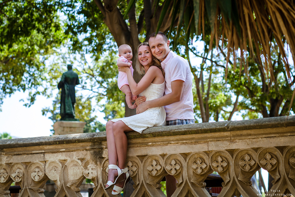 Sesión fotográfica familiar de verano en Barcelona. Fotógrafo en Barcelona  Maslik Yulia