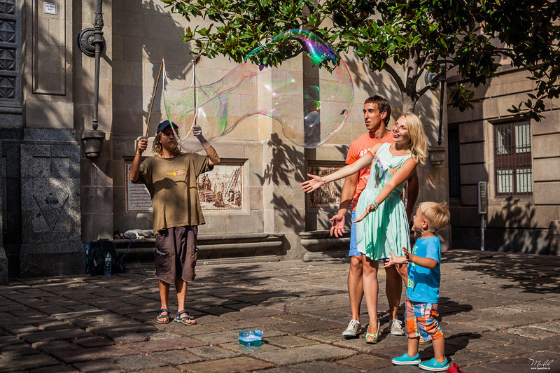 Dziarska rodzinna sesja zdjęciowa w Barcelonie. Fotograf w Barcelonie Hiszpanii Maslik Yulia