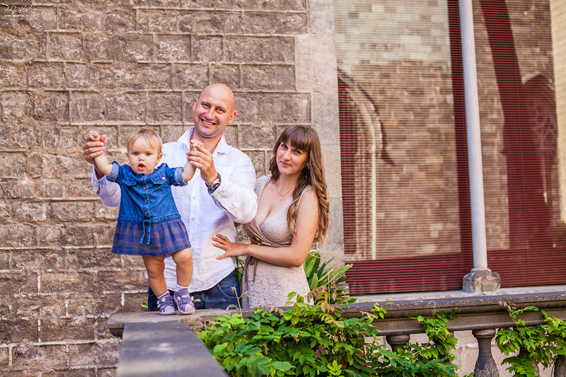 Sesión fotográfica familiar en la playa en Barcelona. Fotógrafo en Barcelona  Maslik Yulia