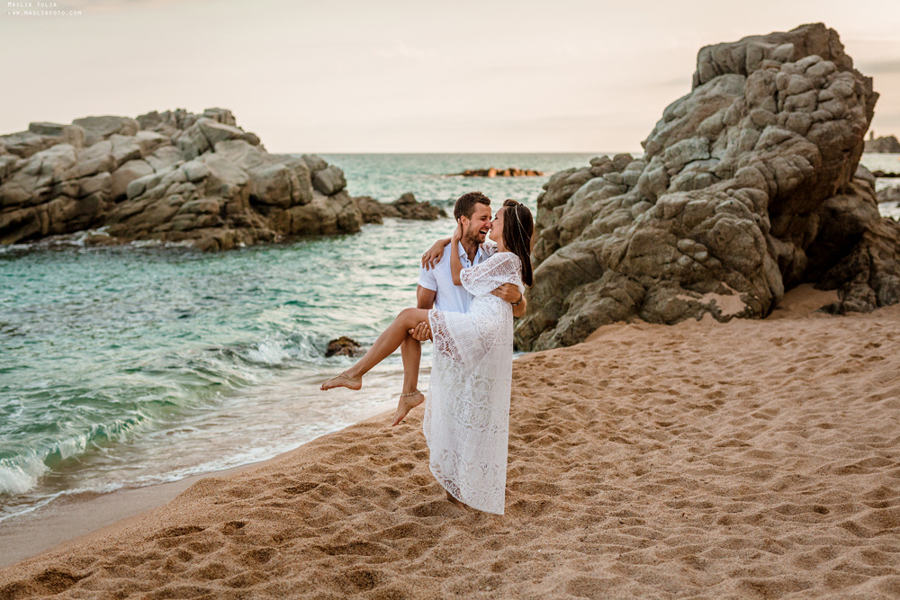Sesión de fotos de playa en la Costa Brava. Fotógrafo en Barcelona  Maslik Yulia