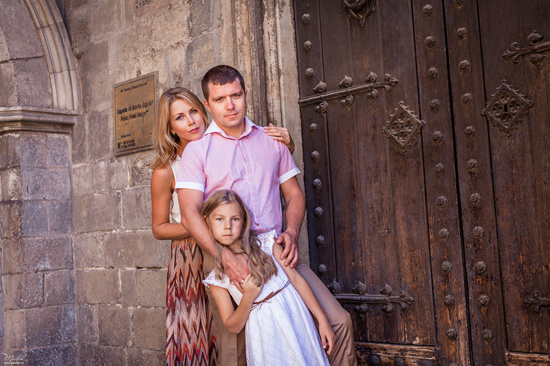 Letnia rodzinna sesja zdjęciowa w Barcelonie. Fotograf w Barcelonie Hiszpanii Maslik Yulia