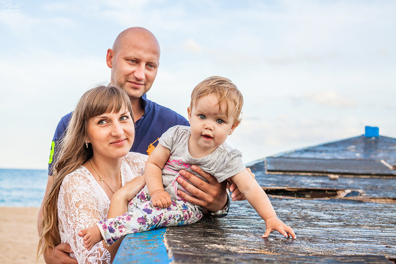 Sesión fotográfica familiar en la playa en Barcelona. Fotógrafo en Barcelona  Maslik Yulia