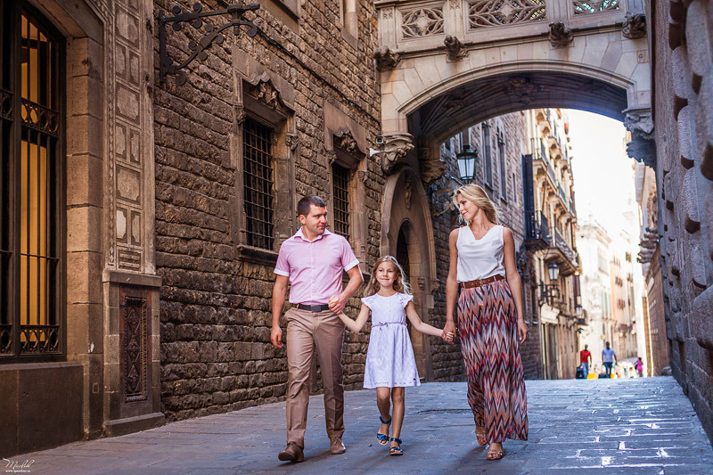 Letnia rodzinna sesja zdjęciowa w Barcelonie. Fotograf w Barcelonie Hiszpanii Maslik Yulia