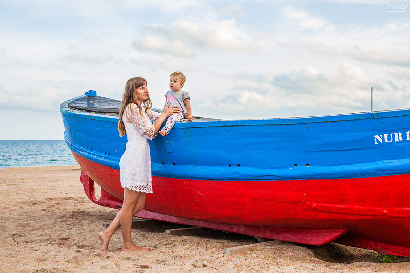 Sesión fotográfica familiar en la playa en Barcelona. Fotógrafo en Barcelona  Maslik Yulia