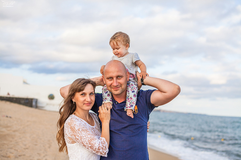 Sesión fotográfica familiar en la playa en Barcelona. Fotógrafo en Barcelona  Maslik Yulia