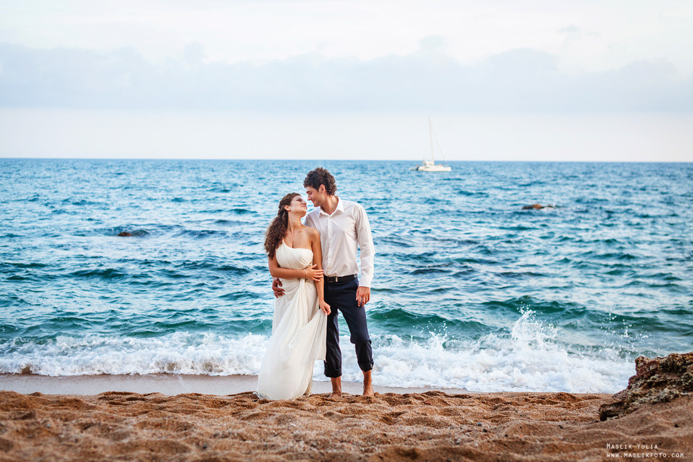 Sesión de fotos de boda de playa en España. Fotógrafo en Barcelona  Maslik Yulia