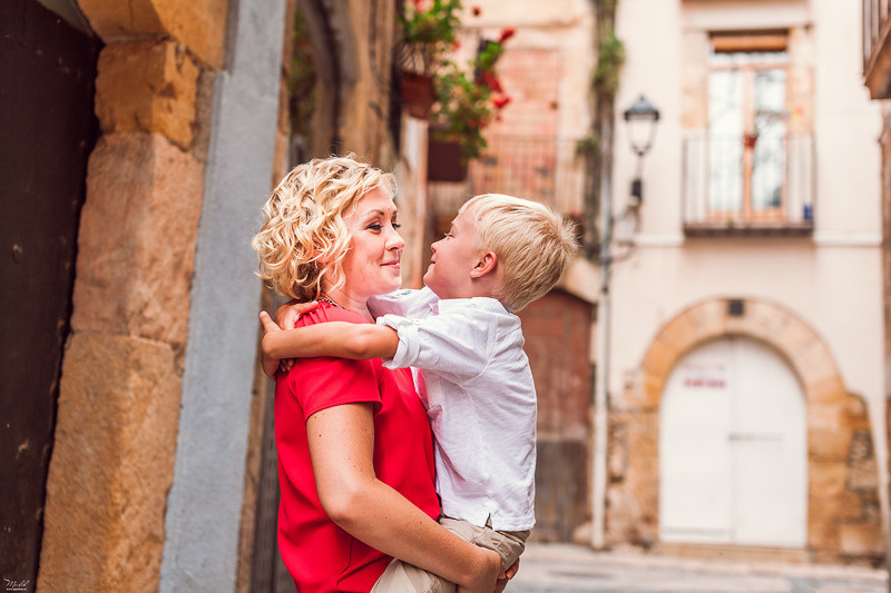 Fantástica sesión de fotos de mamá con hijo en Tarragona. Fotógrafo en Barcelona  Maslik Yulia
