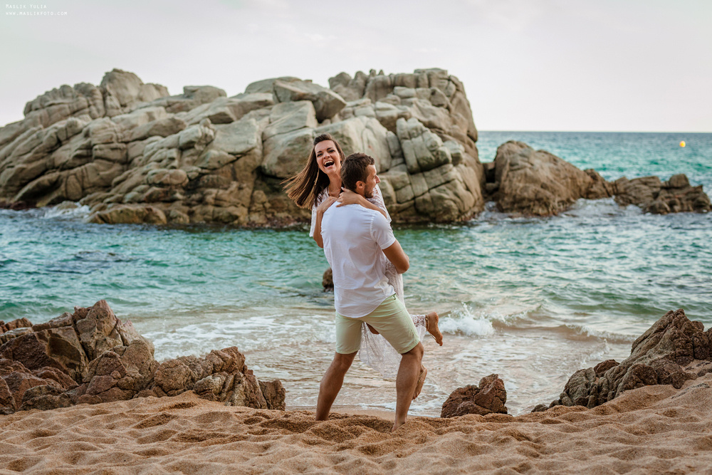 Sesión de fotos de playa en la Costa Brava. Fotógrafo en Barcelona  Maslik Yulia