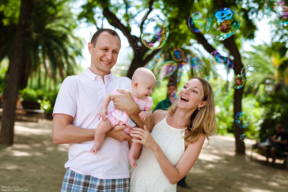 Sesión fotográfica familiar de verano en Barcelona. Fotógrafo en Barcelona  Maslik Yulia