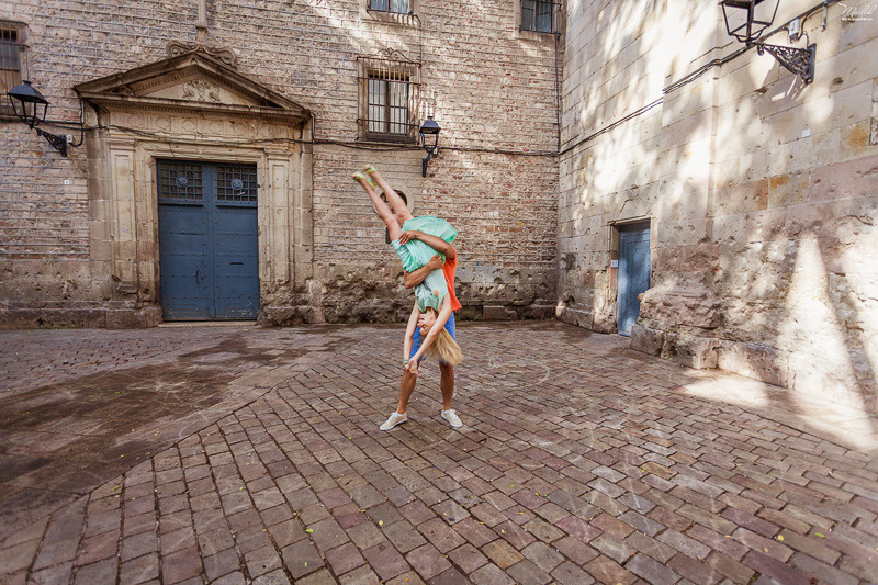 Dziarska rodzinna sesja zdjęciowa w Barcelonie. Fotograf w Barcelonie Hiszpanii Maslik Yulia