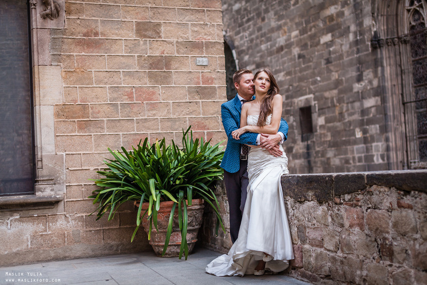 Свадебная фотосессия в Барселоне в парке Лабиринт. Фотограф в Барселоне Испании Маслик Юлия