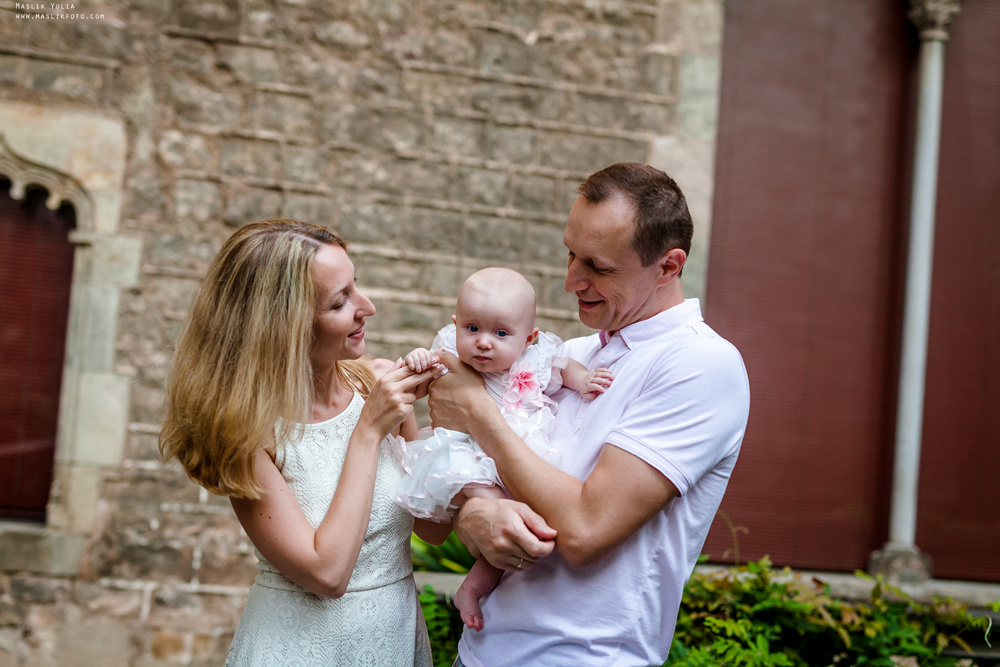Sesión fotográfica familiar de verano en Barcelona. Fotógrafo en Barcelona  Maslik Yulia