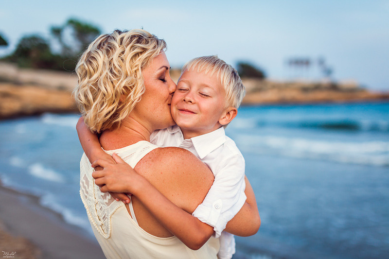 Fantástica sesión de fotos de mamá con hijo en Tarragona. Fotógrafo en Barcelona  Maslik Yulia