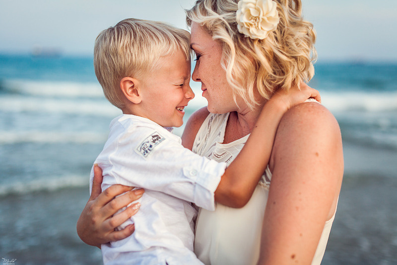 Fantástica sesión de fotos de mamá con hijo en Tarragona. Fotógrafo en Barcelona  Maslik Yulia