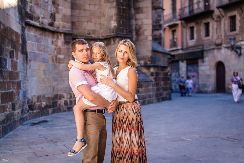 Letnia rodzinna sesja zdjęciowa w Barcelonie. Fotograf w Barcelonie Hiszpanii Maslik Yulia
